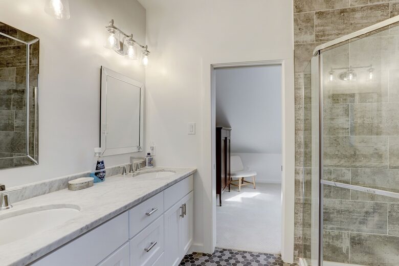 Brenham-Home/Barn & "Little Spot of Heaven" Vacation Retreat - Brenham, Texas