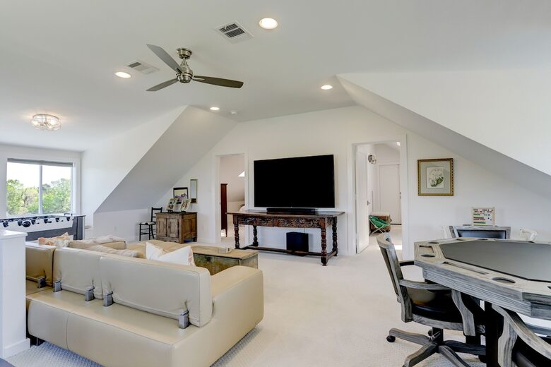 Brenham-Home/Barn & "Little Spot of Heaven" Vacation Retreat - Brenham, Texas