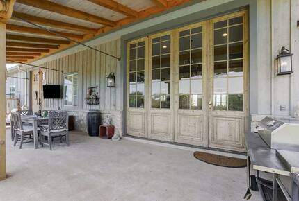 Brenham-Home/Barn & "Little Spot of Heaven" Vacation Retreat - Brenham, Texas