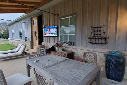 Brenham-Home/Barn & "Little Spot of Heaven" Vacation Retreat - Brenham, Texas