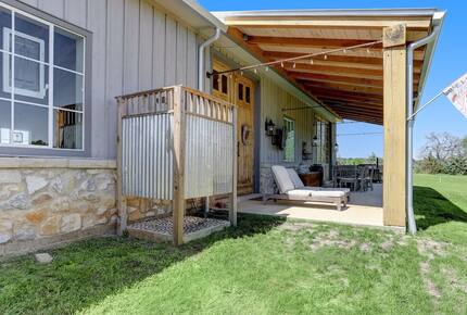 Brenham-Home/Barn & "Little Spot of Heaven" Vacation Retreat - Brenham, Texas