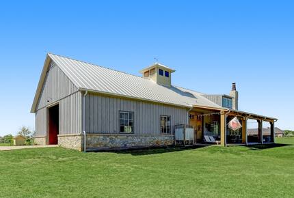 Brenham-Home/Barn & "Little Spot of Heaven" Vacation Retreat - Brenham, Texas
