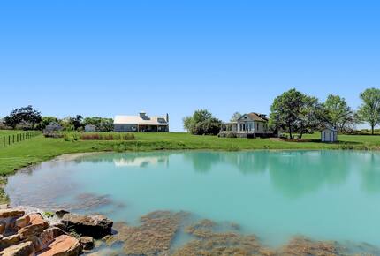 Brenham-Home/Barn & "Little Spot of Heaven" Vacation Retreat - Brenham, Texas