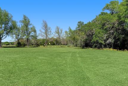 Brenham-Home/Barn & "Little Spot of Heaven" Vacation Retreat - Brenham, Texas