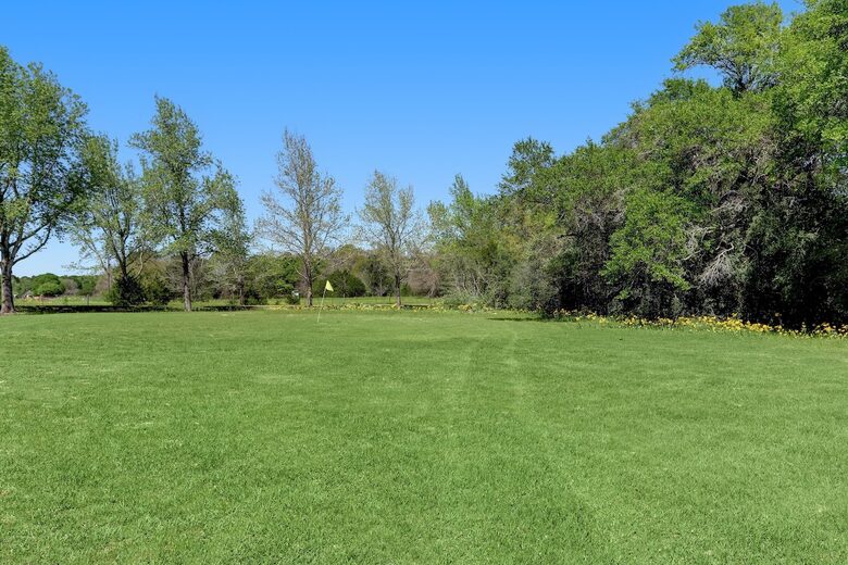 Brenham-Home/Barn & "Little Spot of Heaven" Vacation Retreat - Brenham, Texas