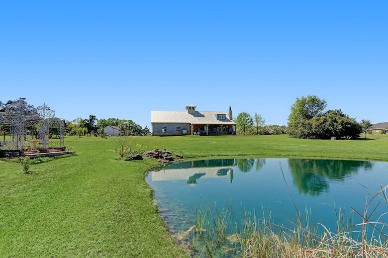 Brenham-Home/Barn & "Little Spot of Heaven" Vacation Retreat - Brenham, Texas