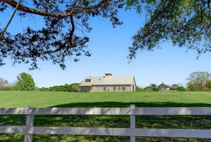 Brenham-Home/Barn & "Little Spot of Heaven" Vacation Retreat - Brenham, Texas