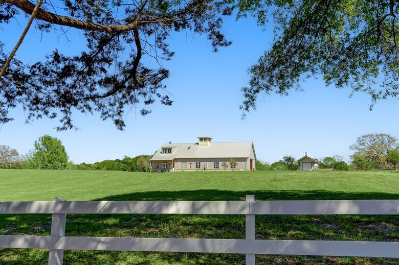 Brenham-Home/Barn & "Little Spot of Heaven" Vacation Retreat - Brenham, Texas