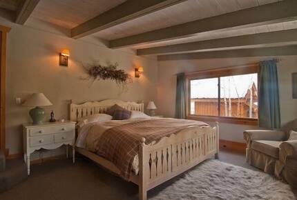 Master bedroom with Mountian/forest views