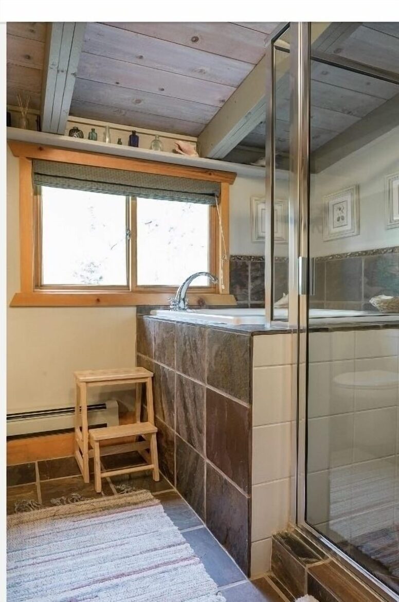 Master bedroom Japanese soaking tub