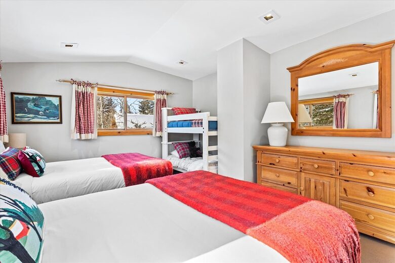 Two fulls beds adn small bunks for children 7 and under