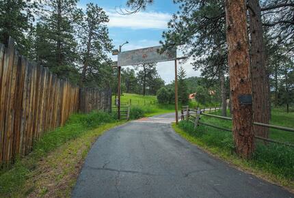 Cold Springs Ranch, 20 Acres, Hot Tub, Frisbee Golf - Golden, Colorado
