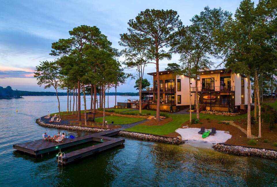 Lakefront Masterpiece on Private Peninsula - Eatonton, Georgia