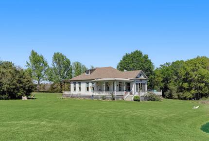 Brenham-Home/Barn & "Little Spot of Heaven" Vacation Retreat - Brenham, Texas