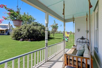 Brenham-Home/Barn & "Little Spot of Heaven" Vacation Retreat - Brenham, Texas