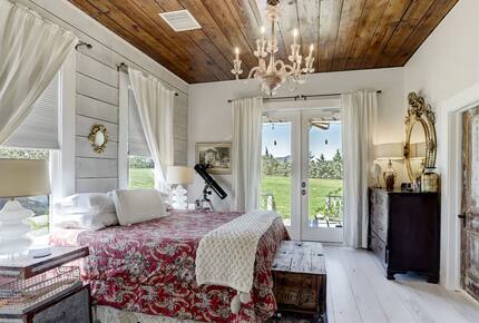 Brenham-Home/Barn & "Little Spot of Heaven" Vacation Retreat - Brenham, Texas