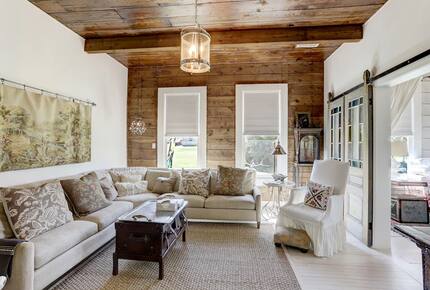 Brenham-Home/Barn & "Little Spot of Heaven" Vacation Retreat - Brenham, Texas