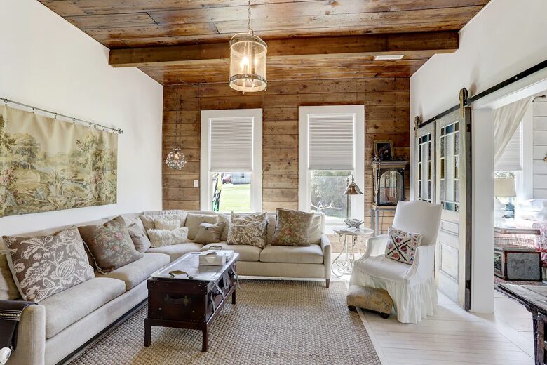 Brenham-Home/Barn & "Little Spot of Heaven" Vacation Retreat - Brenham, Texas