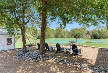 Brenham-Home/Barn & "Little Spot of Heaven" Vacation Retreat - Brenham, Texas