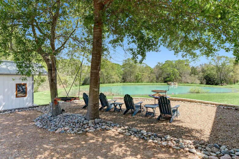 Brenham-Home/Barn & "Little Spot of Heaven" Vacation Retreat - Brenham, Texas