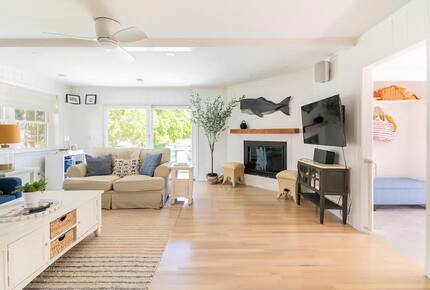 Classic New England Beach Home | Steps from beach and downtown - Falmouth, Massachusetts