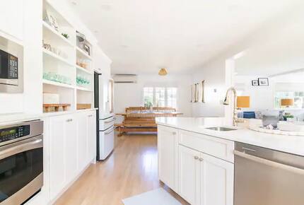 Classic New England Beach Home | Steps from beach and downtown - Falmouth, Massachusetts