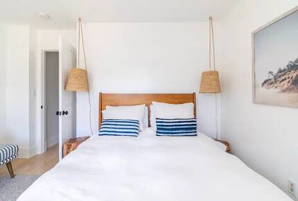 Classic New England Beach Home | Steps from beach and downtown - Falmouth, Massachusetts