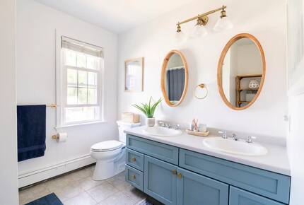 Classic New England Beach Home | Steps from beach and downtown - Falmouth, Massachusetts