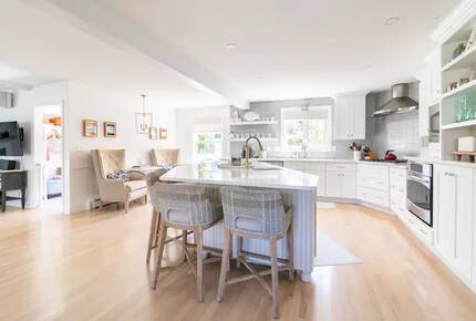 Classic New England Beach Home | Steps from beach and downtown - Falmouth, Massachusetts