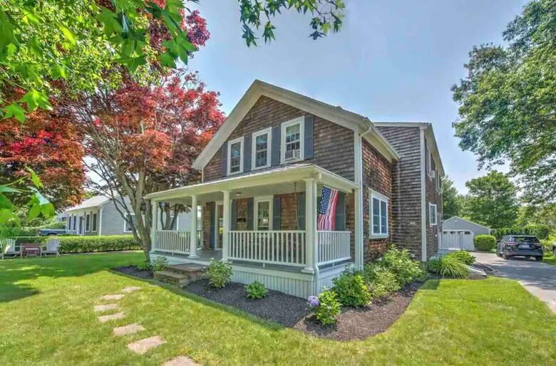 Classic New England Beach Home | Steps from beach and downtown - Falmouth, Massachusetts
