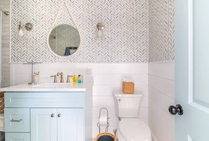 Classic New England Beach Home | Steps from beach and downtown - Falmouth, Massachusetts