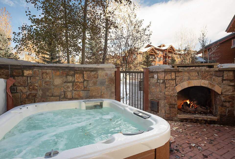 Bear Lodge Cozy Condo with a Hot Tub - Steamboat Springs, Colorado