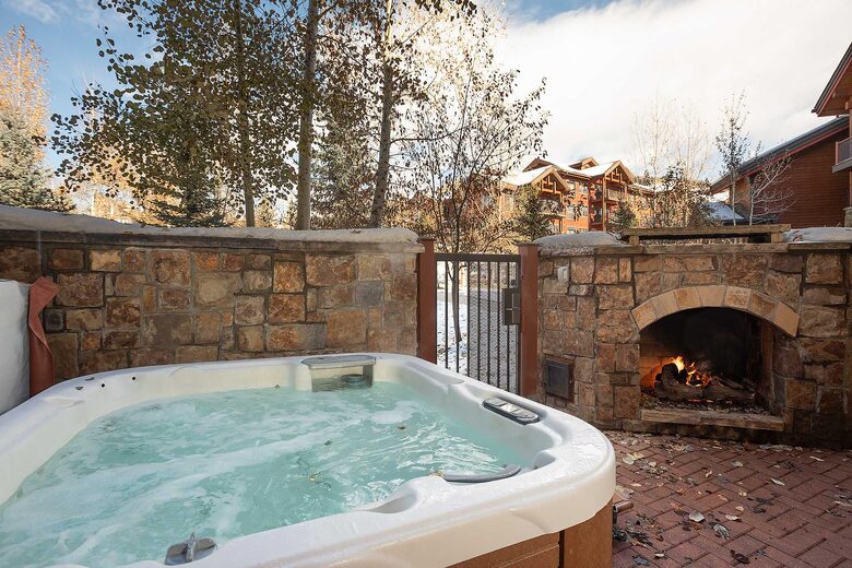 Bear Lodge Cozy Condo with a Hot Tub - Steamboat Springs, Colorado