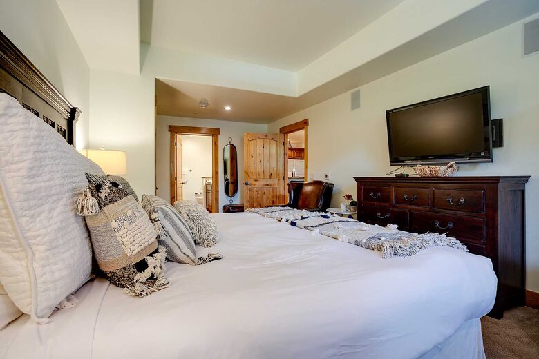 Bear Lodge Cozy Condo with a Hot Tub - Steamboat Springs, Colorado