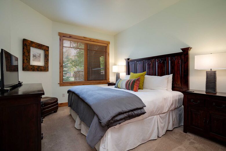 Bear Lodge Cozy Condo with a Hot Tub - Steamboat Springs, Colorado