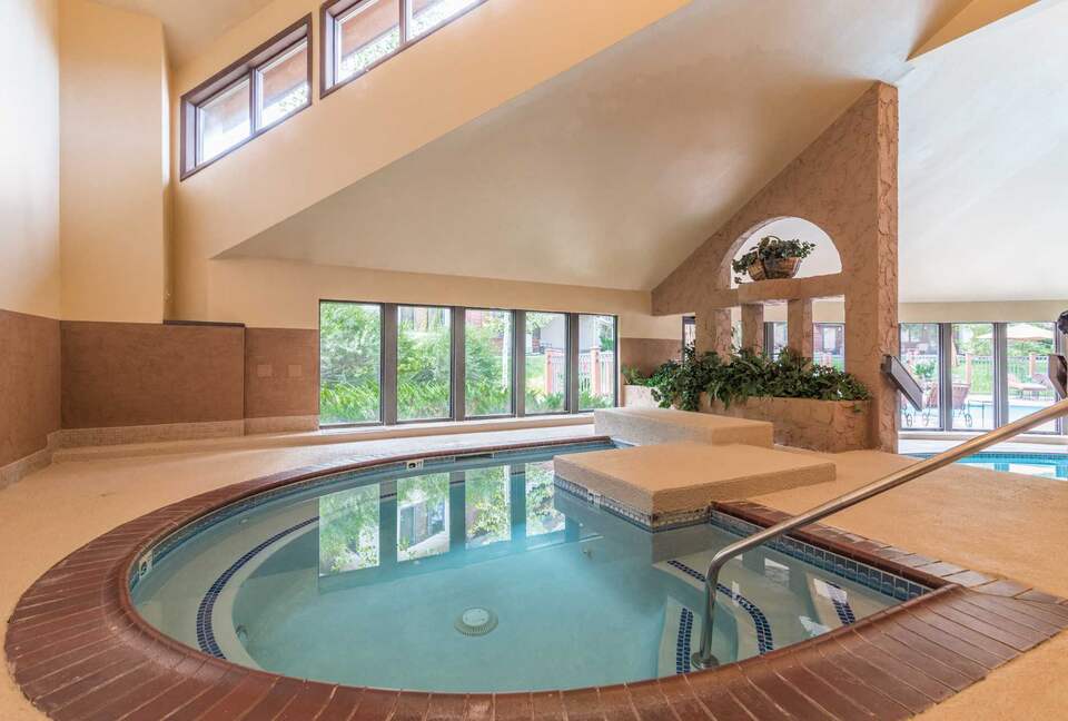 Bear Lodge Cozy Condo with a Hot Tub - Steamboat Springs, Colorado