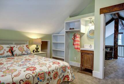 Luxury Lakefront Cottage | With Sandy Beach, Hot Tub, SUP, & Dock - Traverse City, Michigan