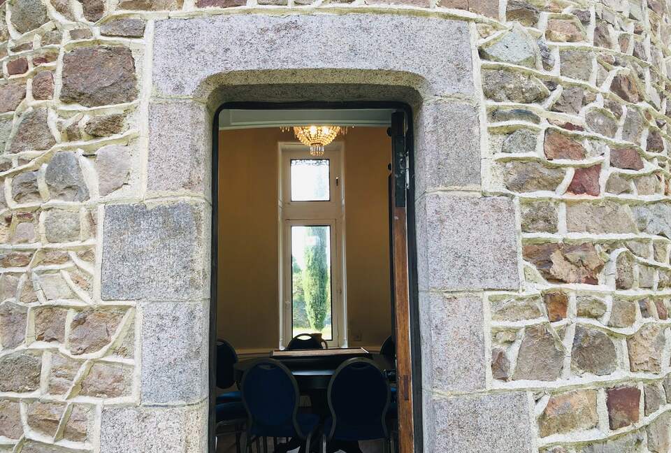 Secret outdoor entrance to...the poker room