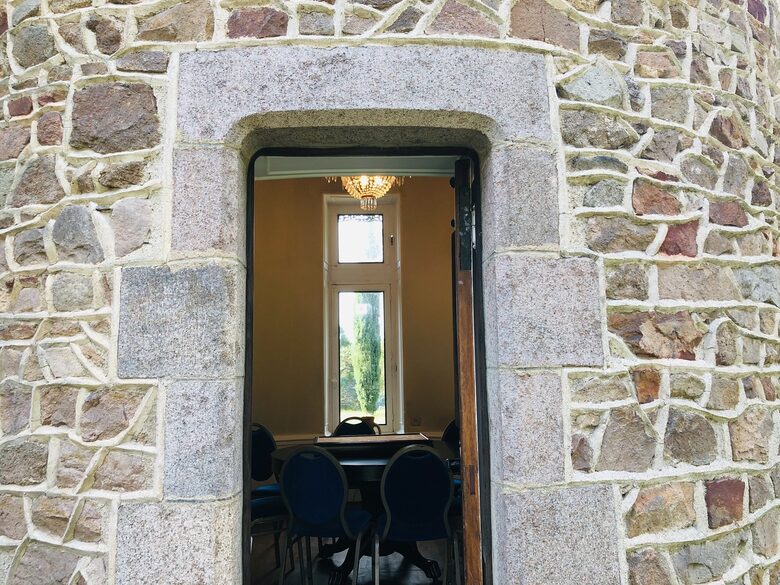 Secret outdoor entrance to...the poker room