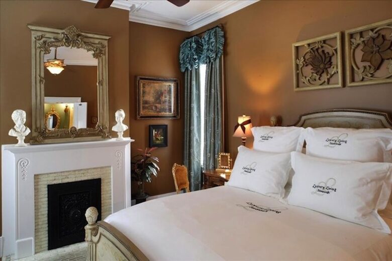 Wedding Cake Mansion - Savannah, Georgia