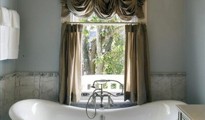 Wedding Cake Mansion - Savannah, Georgia