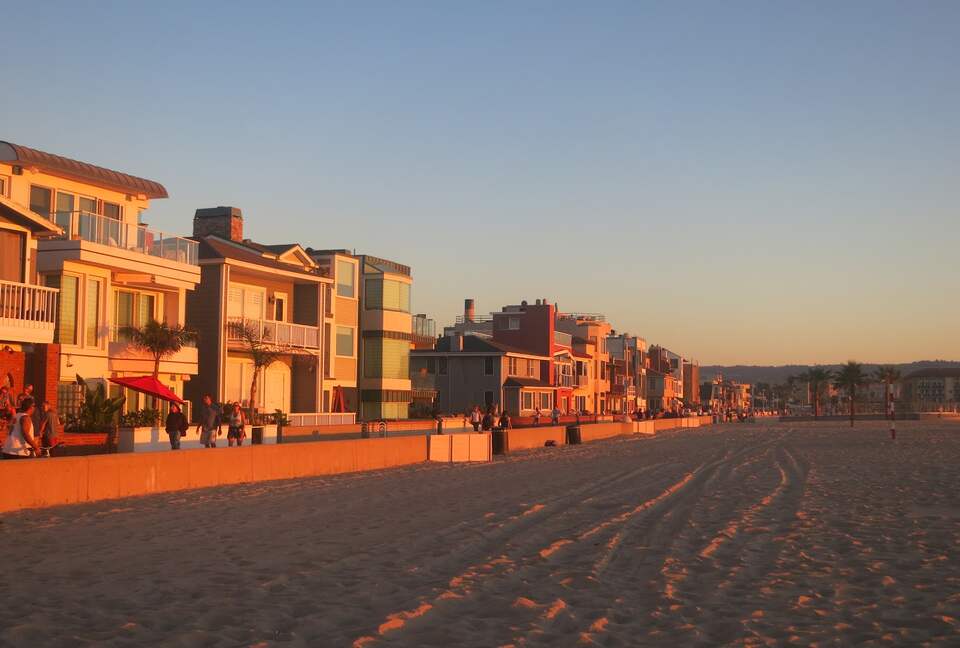The Pool House on the Strand - Hermosa Beach, California