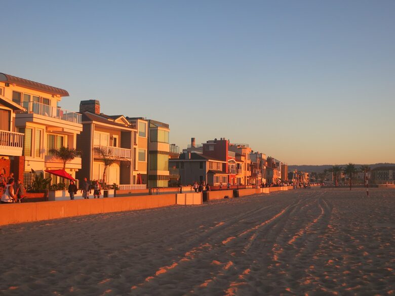 The Pool House on the Strand - Hermosa Beach, California