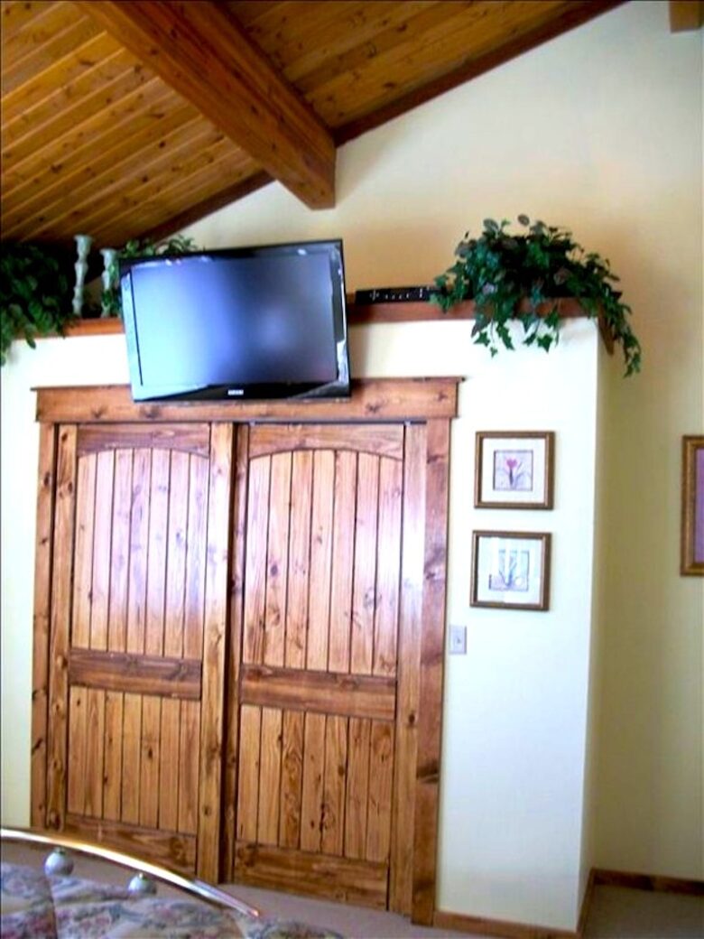 Master Bedroom 1 40 inch HDTV