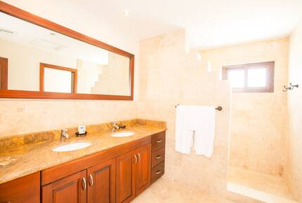 Pristine Bay Beach Villa 104 - Roatan, Honduras