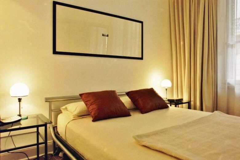 Passy Trocadero Townhome: Private Entrance - Paris, France