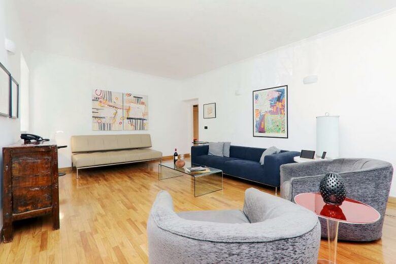 The Spanish Steps Apartment on Via della Mercede - Rome, Italy