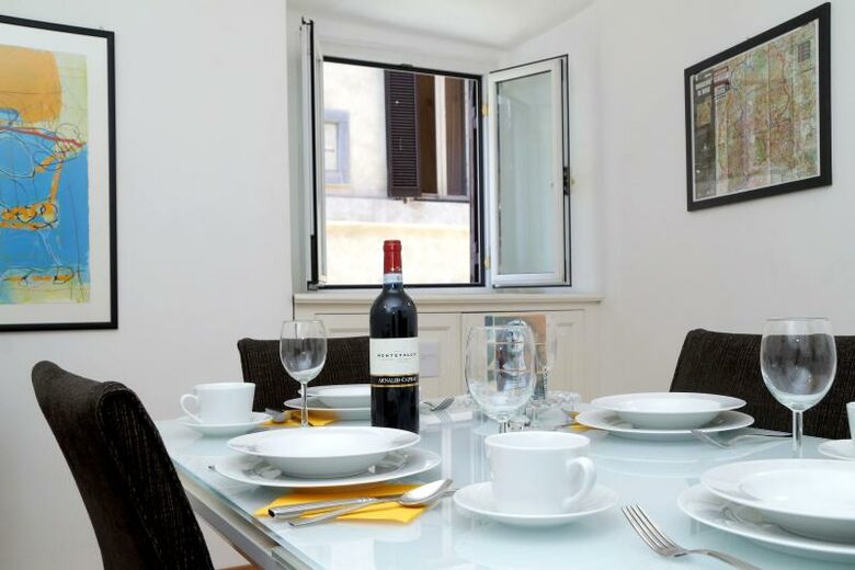 The Spanish Steps Apartment on Via della Mercede - Rome, Italy