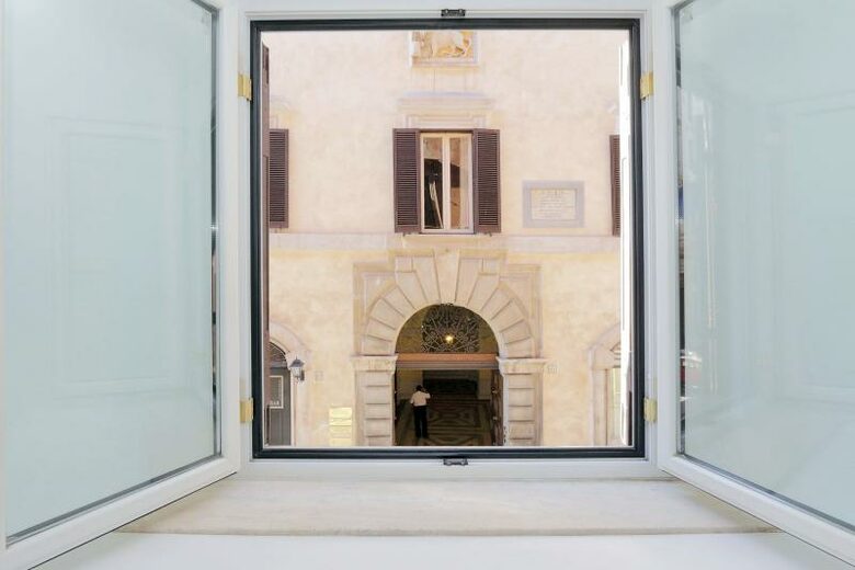 The Spanish Steps Apartment on Via della Mercede - Rome, Italy