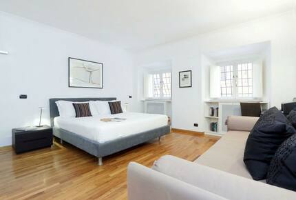 The Spanish Steps Apartment on Via della Mercede - Rome, Italy